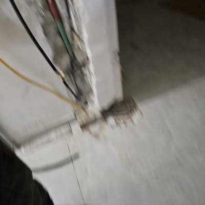 קיר פתוח עם צינורות חשופים ותשתית חשמל