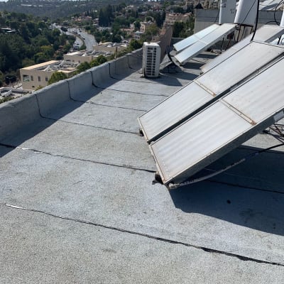 גג עם יריעות איטום ושמשות סולאריות