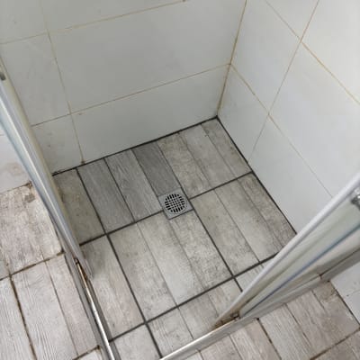 מקלחון עם רצפת אריחים וניקוז