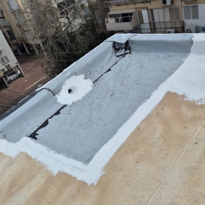 גג עם איטום חדש בצבע לבן ואפור