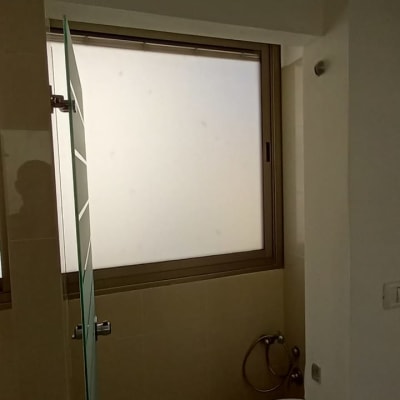 חלון זכוכית חלבית עם מסגרת חומה