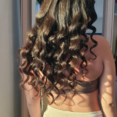 שיער ארוך מתולתל ומבריק עם ברק טבעי