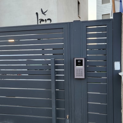 אינטרקום מותקן על שער מתכת אפור