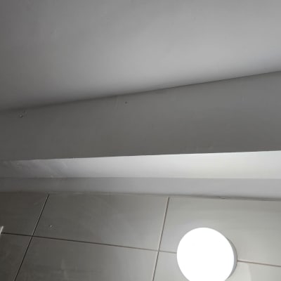 תקרה עם תאורה ולוח גבס