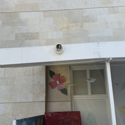 מצלמת אבטחה מותקנת על קיר חיצוני