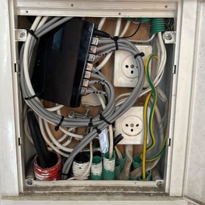 ארון תקשורת עם כבלים ומתג רשת