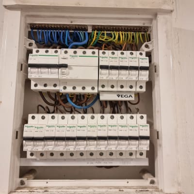 לוח חשמל עם מפסקים וחוטים צבעוניים