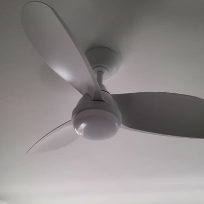 מאוורר תקרה לבן מותקן על תקרה