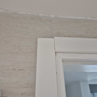 מסגרת דלת וחיפוי קיר בתהליך שיפוץ