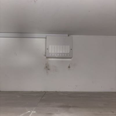 לוח חשמל מותקן על קיר לבן