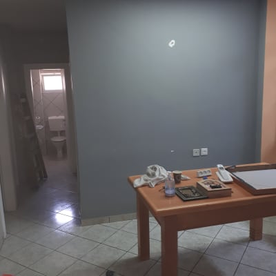 קיר אפור עם חור קטן, שולחן עם כלים