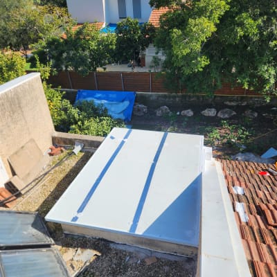 גג אלומיניום עם פסים אופקיים