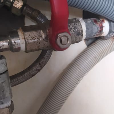 ברז אדום עם צינורות אפורים ומחברים