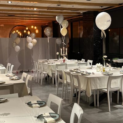 שולחנות ערוכים עם בלונים לאירוע עיצוב