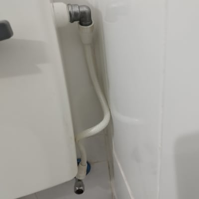 צינור מים מחובר למיכל שירותים