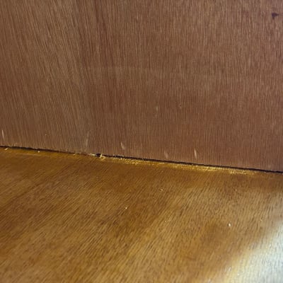 חיבור בין שני לוחות עץ עם רווח קטן