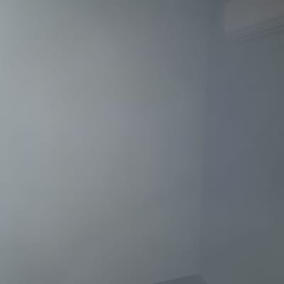 קיר צבוע בצבע אפור עם פינה עליונה