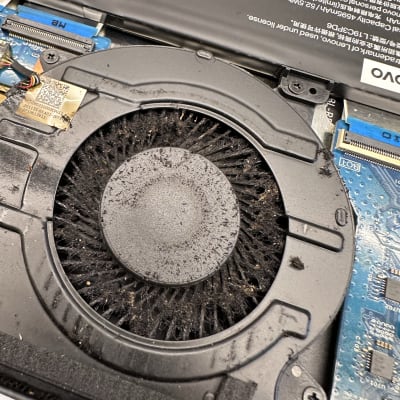 מאוורר מחשב נייד עם אבק על לוח אם