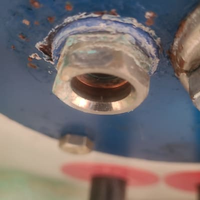 חיבור מתכת חלוד על דוד שמש