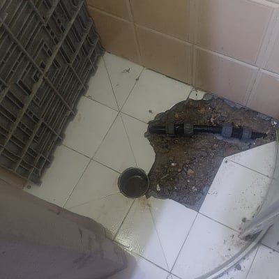 צינור שחור ותיקון רצפה בחדר אמבטיה