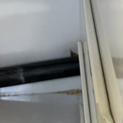 צינור שחור מתחת לכיור לבן