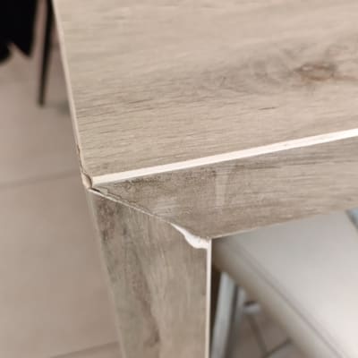 פינת שולחן עץ עם חיפוי דמוי שיש