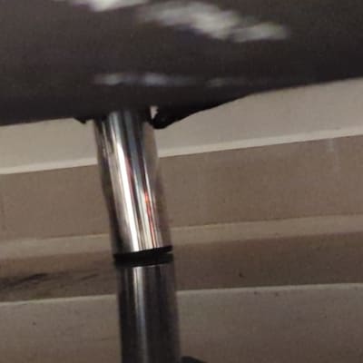 רגל מתכת של רהיט על רצפה מבריקה