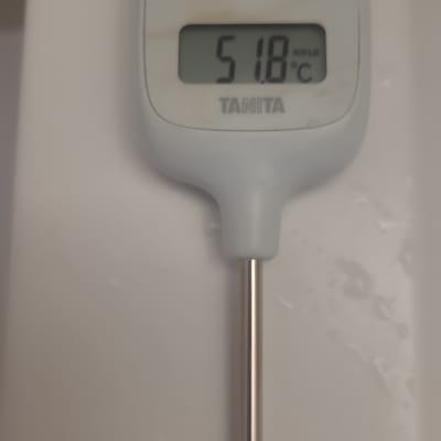 מדחום דיגיטלי מציג טמפרטורה של 51.8 מעלות צלזיוס