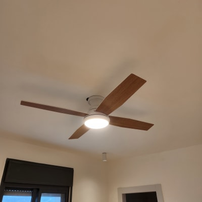 מאוורר תקרה עם תאורה דולקת בחדר