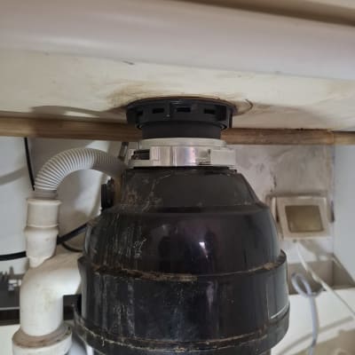 מתקן אינסטלציה מתחת לכיור עם צינורות וחיבורים