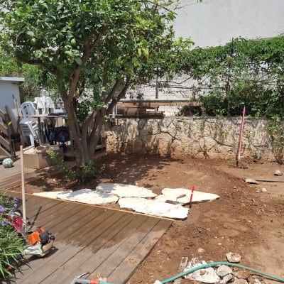 עבודות גינון עם עץ וכלים בחצר