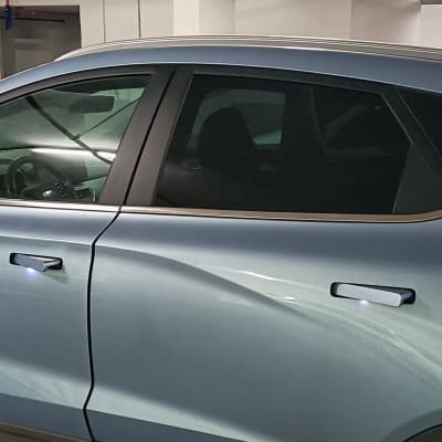 מכונית כחולה חונה עם חלונות כהים