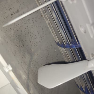 חלק פנימי של מזגן עם לכלוך ואבק