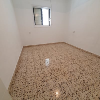 רצפה נקייה ומבריקה בחדר ריק עם חלון פתוח