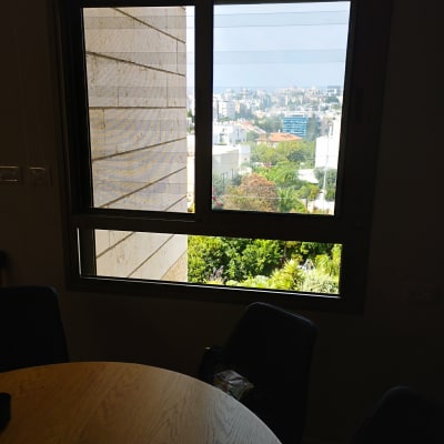 חלון אלומיניום פתוח עם נוף עירוני