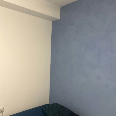 קיר צבוע בכחול לצד קיר לבן