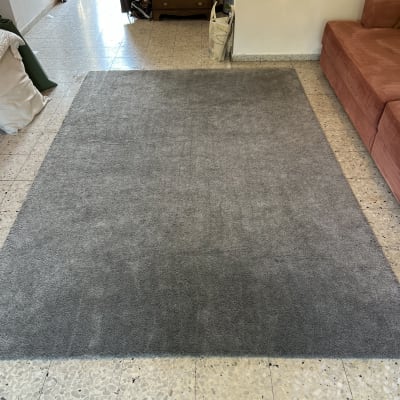 שטיח נקי על רצפת אריחים ליד ספה