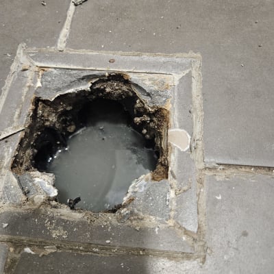 חור ברצפה עם מים, ייתכן דליפה.