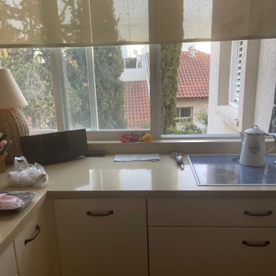 מטבח עם מגבת נייר על השיש ליד כיריים