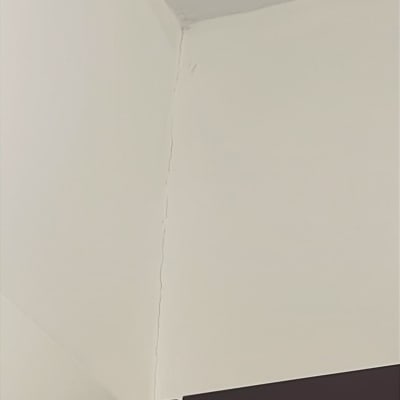 קיר צבוע עם סדק קטן בפינה