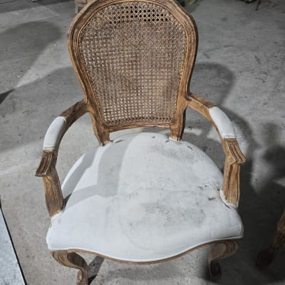 כיסא עם ריפוד ישן ומסגרת עץ