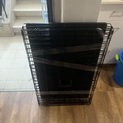 כלוב מתכת מונח על רצפה ליד מדרגות