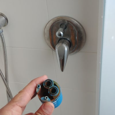 יד מחזיקה חלק ברז מול ידית מקלחת