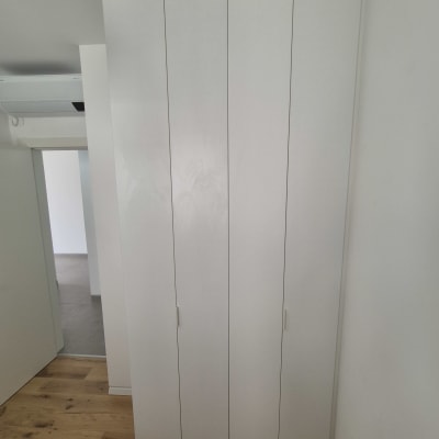 ארון בגדים לבן עם דלתות סגורות