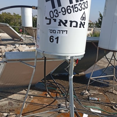 דוד שמש על גג עם צינורות וחיבורים