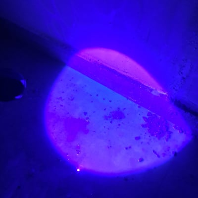 אור כחול על רצפה עם כתמים, זיהוי נזילות