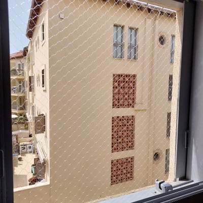 רשת יונים מותקנת על חלון למניעת כניסת יונים