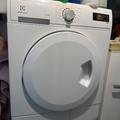 מייבש כביסה אלקטרולוקס עם חומרי ניקוי מעליו