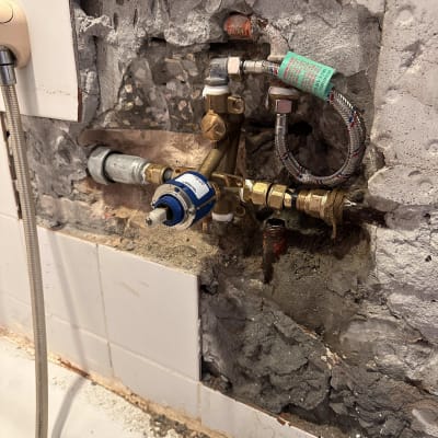צנרת ותשתית אינסטלציה בקיר חשוף