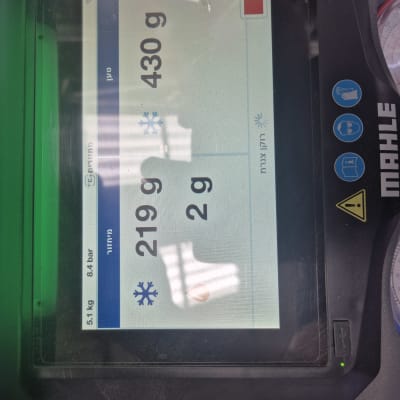 מסך מכשיר עם נתוני משקל וטמפרטורה